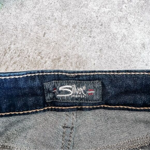 Silver Medium Wash Avery Straight Jeans Size 26 - Picture 2 of 8